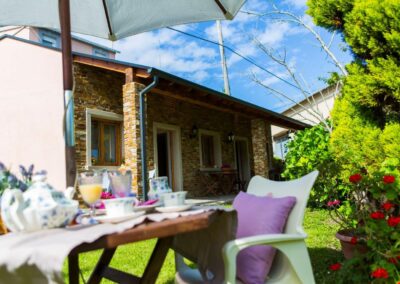 Casa Brais - desayuno en el jardín