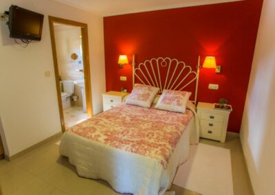 Casa Brais - habitación roja, cama doble con baño privado